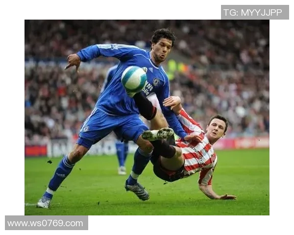 足球明星遭遇恶意飞铲赛场风波引发热议球迷纷纷表达愤怒与支持